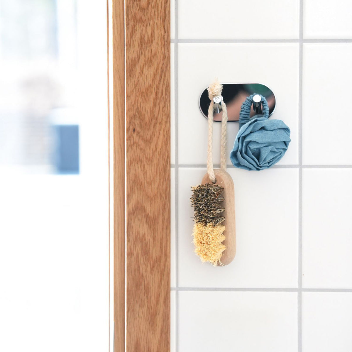 Dubbelkrok Smedbo Självhäftande Rund Krom Blank